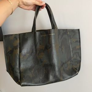 ampersand as apostrophe camo tote